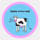 Udderly A-moo-sing Singing Koe Pun Cartoon Design Ronde Sticker (Voorkant)