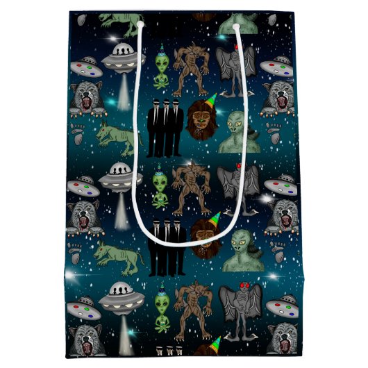 UFO, Alien, Bigfoot Cryptid Birthday Medium Cadeauzakje (Achterkant)