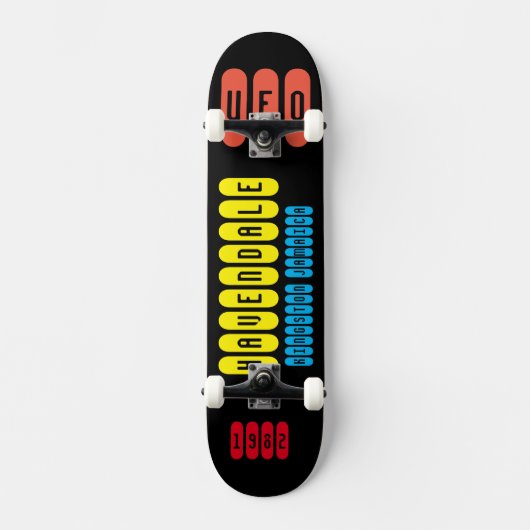 UFO BESTAAT / TST Skateboard (Voorkant)