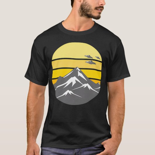 Ufo Boven Bergen T-shirt (Voorkant)