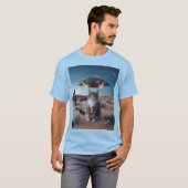 UFO Desert Cat lichtblauw T-shirt (Voorkant volledig)