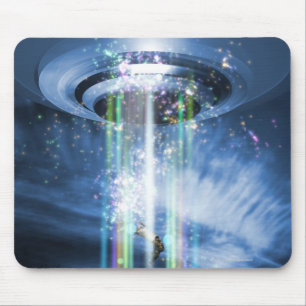 UFO die boven de aarde hangt terwijl ze mensen ont Muismat