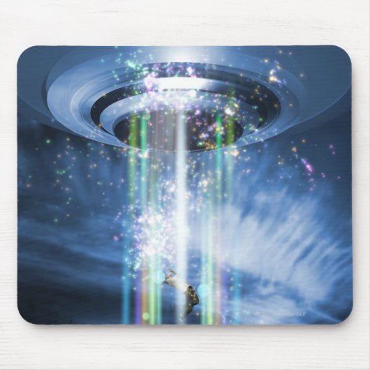 UFO die boven de aarde hangt terwijl ze mensen ont Muismat (Voorkant)