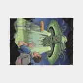 Ufo Disc Golf - Buitenaards ruimteschip zweeft bov Fleece Deken (Voorkant (Horizontaal))
