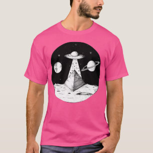 UFO ontvoert een piramide met sterren en planeten  T-shirt