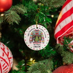 Ugly Christmas Sweater 1e plaats Winnaar Prijs Ornament<br><div class="desc">Een perfect cadeau voor de 1e plaats winnaar voor uw Ugly Christmas Sweater Contest en feest. Omgeven door groene en rode harten op een effen witte achtergrond heeft deze kleurrijke trui een grote rode strik aan de bovenkant, Santa Claus op het sleeve, een sneeuwpop en twee versierde kerstbomen, pepermuntjes, ingepakte...</div>