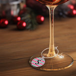 Ugly Christmas Sweater Custom Monogram Wijnglashanger<br><div class="desc">Bereid je voor op het vakantiefeest van het seizoen met onze Ugly Sweater Christmas Wine Charm! Deze feestelijke en leuke designkenmerken en lelijk truitjespatroon op retro rode en groene kleuren, die perfect aansluiten bij ons Merry Christmas & Ugly Christmas Sweater Reindeer Collectie voor die perfecte vakantie. Of je nu voor...</div>