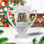 Ugly Sweater Winnaar Zilver 2e plaats Trofee Staand Fotobeeldje<br><div class="desc">Een perfect cadeau voor de 2e plaats winnaar voor je Ugly Christmas Sweater Contest en feest,  een zilveren trofee. Gladde zilveren metallic achtergrond met een kleurrijke Notenkraker trui in het midden,  "Ugly Christmas Sweater Winner" gebogen tekst boven en "Second Place Winner!" hieronder met een jaar sjabloon op de bodem.</div>