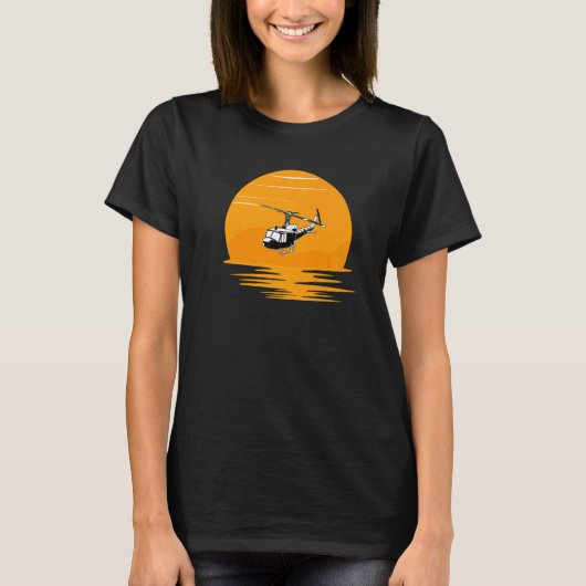 Uh 1 helikopter vliegen bij zonsondergang voor man t-shirt (Voorkant)