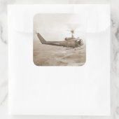 UH-1 Huey over Vietnam rijstvelden sticker (Tas)