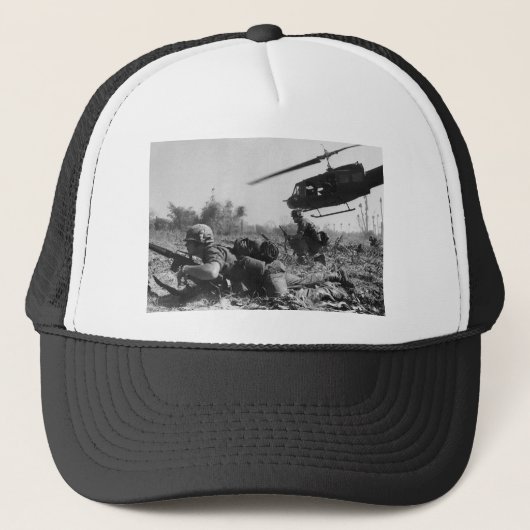 UH-1D-helikopter van Major Crandall in de Vietnamo Trucker Pet (Voorkant)