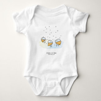 Uien in sneeuw baby bodysuit