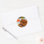 Uienringen met mayonaise en tomaat ronde sticker (Envelop)