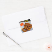 Uienringen met mayonaise en tomaat vierkante sticker (Envelop)