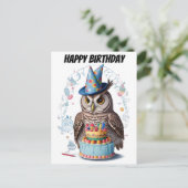 Uil dragen verjaardag pet staan achter cake briefkaart (Staand voorkant)