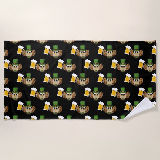 Uil Drink Beer St Patrick's Day Pattern Strandlaken (Voorkant)