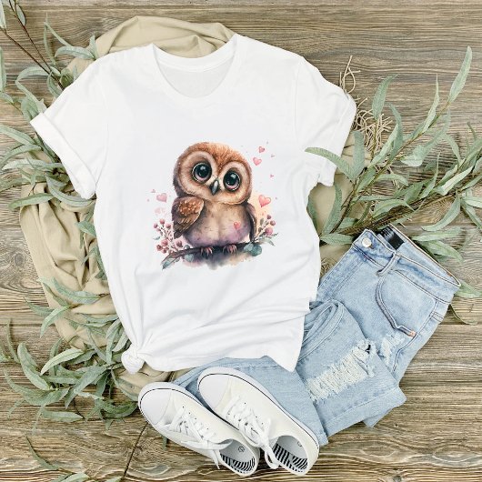 Uil Illustratie Omgeven Door Harten En Bloemen T-shirt