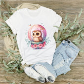 Uil in een glazen bol met roze bloemen en hart t-shirt