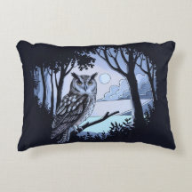 Uil in Forest Clearing Accent Pillow