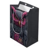 Uil met levendige magenta veren medium cadeauzakje (Voorkant Gekanteld)