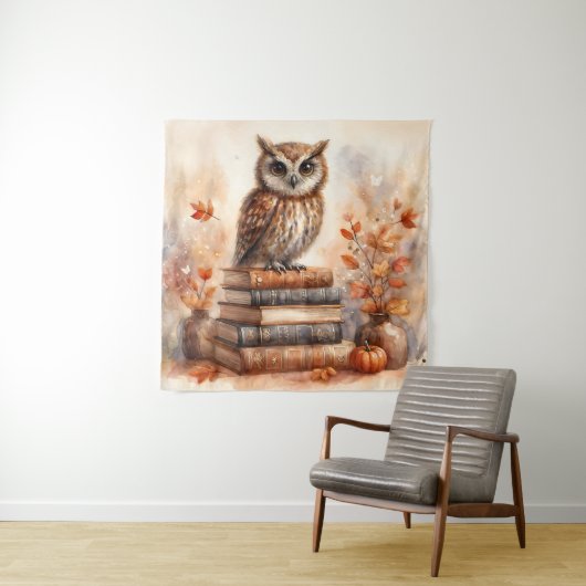 Uil neergestreken op stapel herfstboeken wandkleed (In situ)