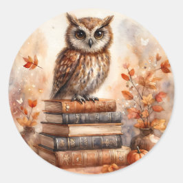 Uil op boekenstapel met herfstbladeren ronde sticker