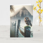 Uil op oude hek post voor verjaardag kaart (Gele Bloem)
