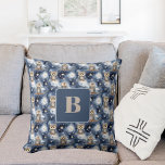 Uil patroon blauw nacht monogram kussen<br><div class="desc">Blauwe achtergrond,  versierd met een schattig uilenpatroon,  sterren en wolken. Personaliseer en voeg de monogramletter van het kind toe.</div>