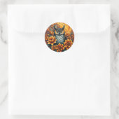Uil tussen levendige bloemen ronde sticker (Tas)