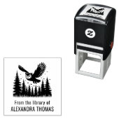 Uil vliegend schuin aanzicht dennenbomen bibliothe  zelfinktende stempel (In situ)