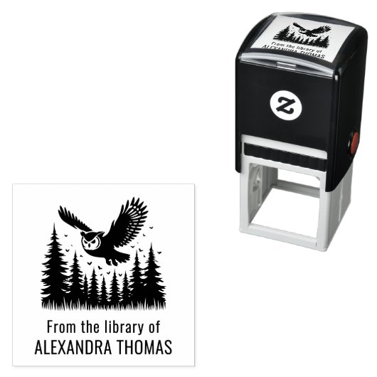 Uil vliegend schuin aanzicht dennenbomen bibliothe zelfinktende stempel (In situ)
