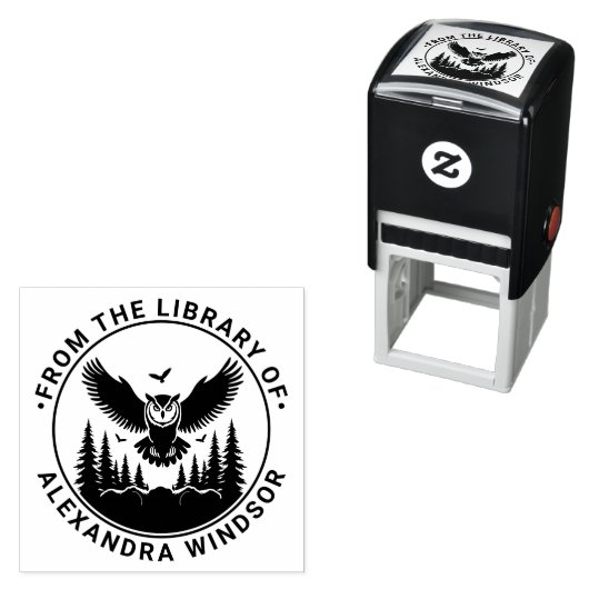 Uil vliegend vooraanzicht, zilversparren bibliothe  zelfinktende stempel (In situ)