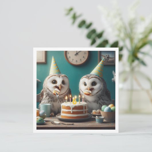 Uilen eten taart, grappige uil verjaardag uitnodig kaart (Staand voorkant)