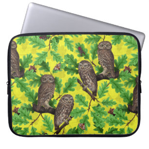 Uilen in het bos op citroengeel laptop sleeve