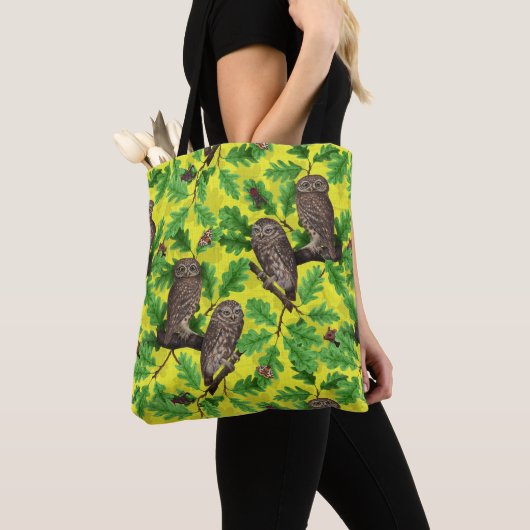 Uilen in het bos op citroengeel tote bag (Dichtbij)
