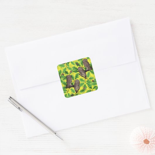 Uilen in het bos op citroengeel vierkante sticker (Envelop)