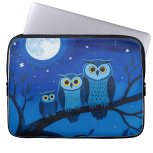 Uilengezin onder maanverlichte hemel laptop sleeve