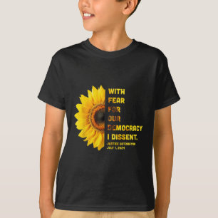 Uit angst voor onze democratie ben ik het met vrou t-shirt