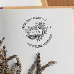 Uit de bibliotheek met Initialen uit het bijtende  Zelfinktende Stempel<br><div class="desc">Een schattig zelfinkerend boekstempel met bijtende letters, botanische bladeren en boomtakken! "Van de bibliotheek van"en uw douanenaam worden geschreven in gekromde teksten rond de centrale illustratie. De tekst is in witte, handschrift-achtige hoofdletters. De illustratie bevat een stapel boeken, het bovenste boek is open en uw initialen worden op elke pagina...</div>