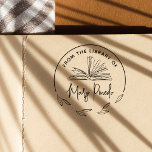 Uit de bibliotheek van botanisch boekplaat-boekste  zelfinktende stempel<br><div class="desc">Dit chic zelfinktamende stempelontwerp heeft een handgetekende boekillustratie en een rand van botanische bladeren. Er is een cirkelvormig frame rond het gebied dat het bladerpatroon niet bedekt. Binnen het botanische frame staat "Uit de bibliotheek van" bovenaan in gebogen tekst geschreven. Uw naam staat onderaan in een modern handschriftlettertype. Tussen de...</div>