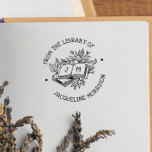 Uit de bibliotheek van het  Initiaal van het Botan Rubberstempel<br><div class="desc">Een schattig houten boekstempel met bijtende letters, botanische bladeren en boomtakken! "Van de bibliotheek van"en uw douanenaam worden geschreven in gekromde teksten rond de centrale illustratie. De tekst is in witte, handschrift-achtige hoofdletters. De illustratie bevat een stapel boeken, het bovenste boek is open en uw initialen worden op elke pagina...</div>