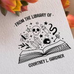UIT DE BIBLIOTHEEK VAN JOUW NAAM MAGISCH BOEK RUBBERSTEMPEL<br><div class="desc">Grappig en chemisch geïnspireerd bookplate STEMPEL met uw persoonlijke naam, ideaal voor het toevoegen van een persoonlijke touch aan uw gekoesterde boek collectie. De boekenplaat toont een sierlijk gebogen "Uit de bibliotheek van"-inscriptie aan de bovenkant, een verbluffende illustratie van een geopend magisch boek met bloem en bladeren, schedel, ster, slang...</div>