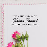 UIT DE BIBLIOTHEEK VAN READ IT LOVE IT RETURN IT RUBBERSTEMPEL<br><div class="desc">Stempel al uw boeken met jouw namen of aangepaste tekst, zodat leners weten waar ze het boek moeten retourneren en om onbedoelde boekendiefstal te voorkomen. De tekst "From the library of" text en "read it love it return it" kunnen beide worden gewijzigd indien gewenst; Voeg jouw namen toe voor een...</div>