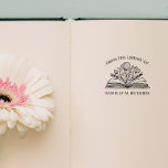 UIT DE BIBLIOTHEEK VAN UW NAAM GEOPEND BOEK BLOEME RUBBERSTEMPEL<br><div class="desc">Elegante boekplaat STEMPEL met uw persoonlijke naam, perfect om een persoonlijke touch toe te voegen aan uw geliefde boekenverzameling. De boekplaat toont een sierlijke gekromde "Uit de bibliotheek van"-tekst bovenaan, een prachtige illustratie van een geopend boek met bloem en bladeren in het midden. Vervang de naam onder het boek door...</div>