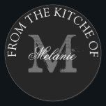 Uit de keuken van ronde monogram stickers<br><div class="desc">Uit de keuken van ronde monogram stickers. Elegante zwart-wit zelfgemaakte voedseletiketten voor bakken en koken producten. Voeg je eigen naam initiaal letters toe.  en scripttypografie. Classy monogram ontwerp met chique lettertypen. Grote taszegels voor huwelijksfeestgunsten,  taarten,  kerstkoekjes,  cupcakes,  verjaardagssnoepjes,  vakantietraktaties enz.</div>