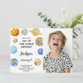 Uit deze wereld verjaardag uitnodiging met foto (Staand voorkant)