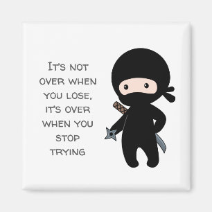 Uiterst kleine Holding Ninja die het Citaat van de Magneet