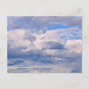 Uitgebreide blauwe hemel, verschillende cloudforma briefkaart