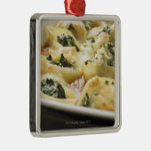 Uitgelekte deegschelpen met spinazie metalen ornament (Rechts)