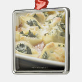 Uitgelekte deegschelpen met spinazie metalen ornament (Links)